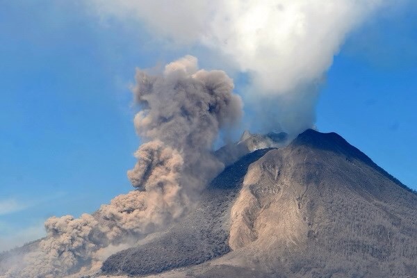 Núi lửa Sinabung nhả khói và phun nham thạch. (Nguồn: AFP)