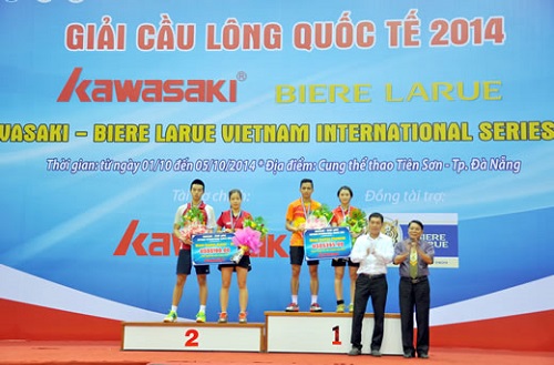  Mixed doubles finalists receiving their prizes (Photo:tinthethao)