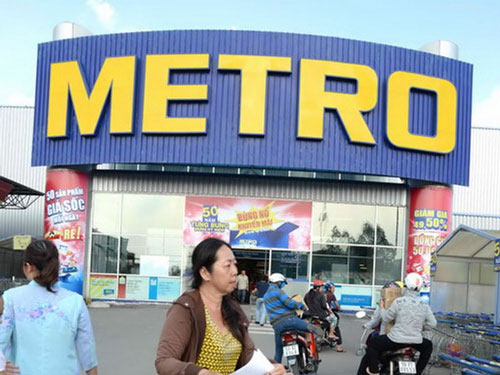 Shoppers outside Metro hypermarket in Ho Chi Minh City. Photo: Diep Duc Minh