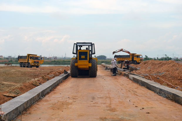 Công tác bố trí đất tái định cư thực tế cho người dân là một trong những nội dung được đề cập tại Hội nghị giám sát lần này.  TRONG ẢNH: Khẩn trương thi công cơ sở hạ tầng kỹ thuật để có đất thực tế bố trí đất tái định cư ở quận Cẩm Lệ. 				     Ảnh: VIỆT DŨNG