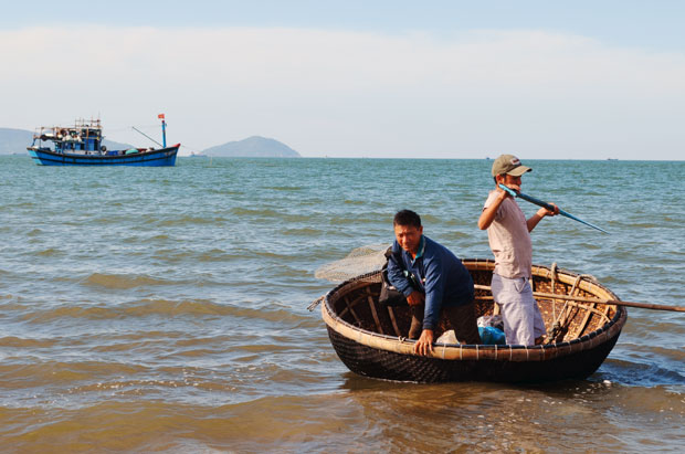 Anh Minh (trái) lên thuyền chuẩn bị cho chuyến ra khơi mới.