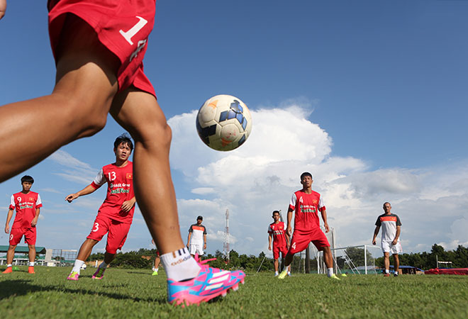 Thời tiết nắng nóng tại Myanmar đang là thách thức với các tuyển thủ U19 Việt Nam. 