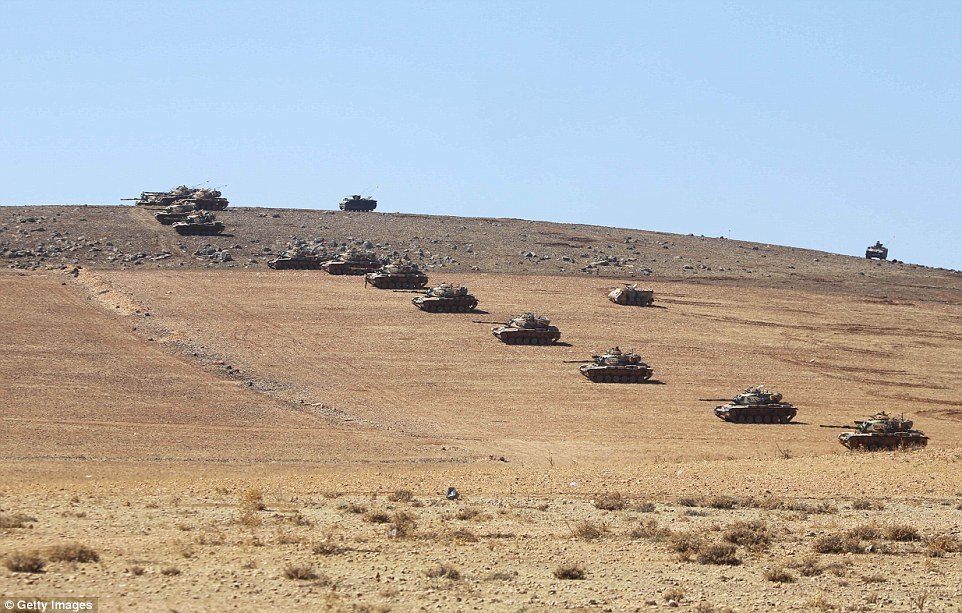 Xe tăng của quân đội Thổ Nhĩ Kỳ tập trung tại một sườn đồi nằm trong lãnh thổ của Thổ Nhĩ Kỳ cách thành phố vài km.