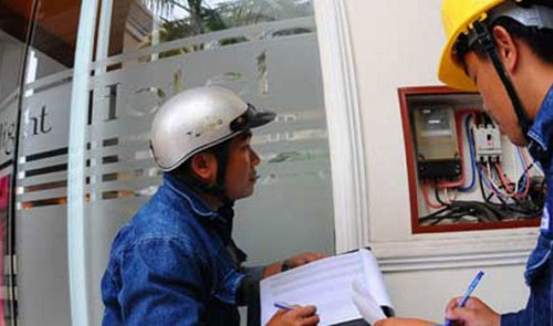 EVN employees read the electricity meter at a household in Ho Chi Minh City.