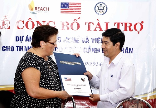 Ms Claire Pierangelo and a representative of the city’s REACH Centre (photo: internet)