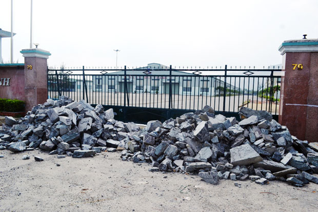 Nghi ngờ tẩu tán tài sản, hàng chục hộ dân góp tiền mua hai xe đá đổ trước cổng ra vào của Công ty Tân Cường Thành. (Ảnh chụp ngày 8-10-2014).   		 