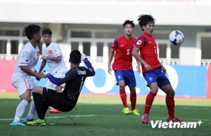 Rough start for Vietnam’s U19 Team (in white) at Asian football championships (Photo: VietnamPlus)