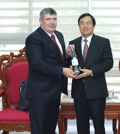 Moldovan Ambassador Anatolie Urecheanu and Chairman Viet (photo: baomoi)