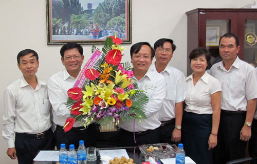 Deputy Secretary Tri (2nd left) and some representatives from the Quang Nam-Da Nang Trading Company