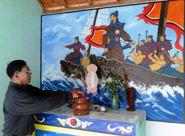 Hình ảnh mô phỏng hoạt động của Đô đốc Đinh Văn Bá trên miếu thờ ông vừa được xây vào cuối năm 2013. Ảnh: V.P.Q