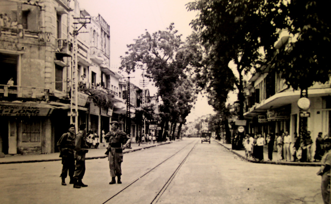 Sau chiến thắng Điện Biên Phủ, ngày 10/10/1954, lực lượng Việt Minh tiếp quản thủ đô. Trong ảnh, quân Pháp chốt ở ngã tư Hàng Bông, Phủ Doãn, Đường Thành trước khi buộc phải rút khỏi Hà Nội. Ảnh tư liệu.