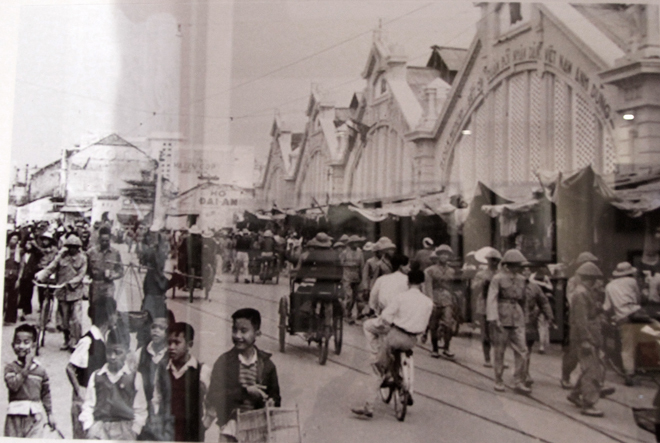 Ngày bộ đội trở về, phố Đồng Xuân đã xây dựng lại khang trang, sạch đẹp không như đống đổ nát năm 1947 trong ảnh tư liệu.