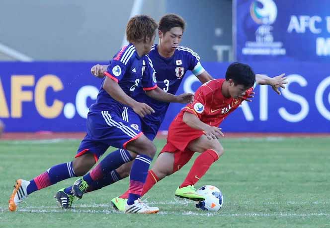 Công Phượng (áo đỏ) đi bóng qua 2 cầu thủ U.19 Nhật Bản