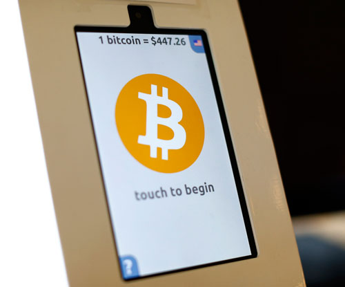 Một máy ATM bitcoin được đặt tại nhà hàng ở San Diego, California ngày 18-9-2014. Theo đó, người dùng có thể đổi tiền mặt thành tiền bitcoin thông qua giao dịch mã QR với một phần mềm trên thiết bị di động của họ. 			           Ảnh: Reuters