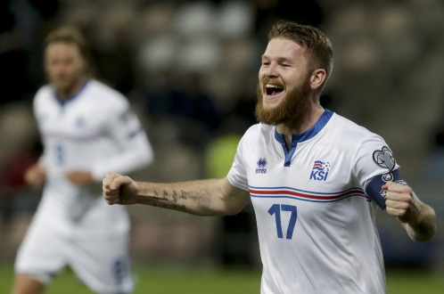 Aron Gunnarsson (Iceland) sẽ ăn mừng bàn thắng trước Hà Lan? Ảnh: Reuters