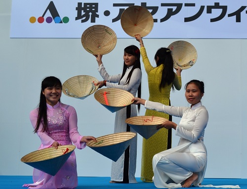 A traditional dance performed by some Vietnamese expats in Japan 