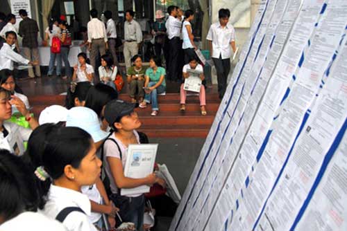 Graduates attend a job market in Ha Noi. Tens of thousands of graduates in the Central Highlands are struggling to find good jobs and have to resort to menial or low-skilled labour. 