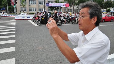 In the past one month, Saito Takeshi, one of Japan’s leading experts on traffic, has stood at Tran Phu- Le Duan intersection at one end of the bridge over the Han River - one of Da Nang City’s icons, snapping photos and making records of the passing traffic.