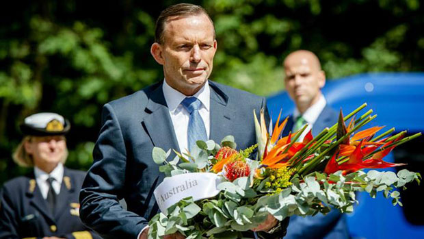 Thủ tướng Úc Tony Abbott trong một lần đặt hoa tưởng niệm các nạn nhân MH17.		Ảnh: AP 