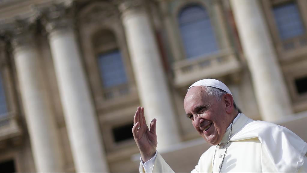 Đức Giáo hoàng Phanxicô vẫy tay chào đón giáo dân tại quảng trường Thánh Phêrô ngày 08/10/2014. Reuters