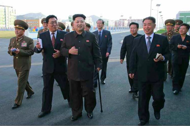 Ông Kim Jong Un chống gậy đi thăm khu đô thị ở Bình Nhưỡng (Nguồn: KCNA)