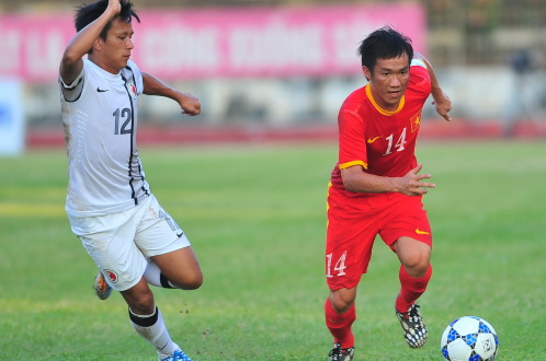 Tiền vệ Tấn Tài (phải) - một trong những niềm hi vọng của bóng đá VN tại AFF Suzuki Cup 2014. 