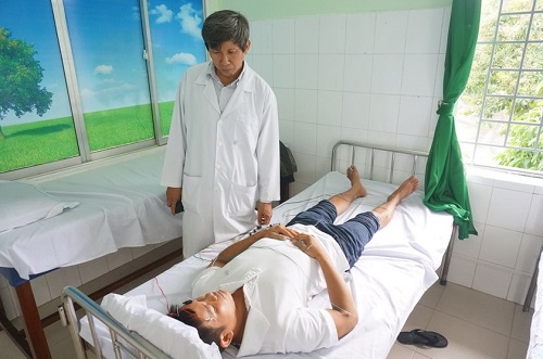 A doctor at Da Nang Traditional Medicine Hospital observes a drug addict undergoing homeopathic treatment.