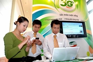 Mobile network operators all say internet access from mobile devices are booming in Vietnam (Photo: thesaigontimes)