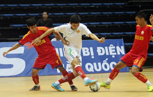 Hoang Thu (white) and Sanatech (red) players