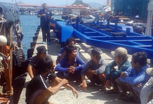 Những ngư dân Việt Nam trên tàu cá bị nhóm cướp biển người Philippines tấn công ngoài khơi bang Sabah ngày 15-10 - Ảnh: Cảnh sát bang Sabah