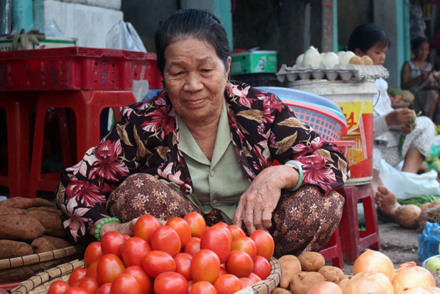 Tại chợ truyền thống, người bán hàng chính là người bán sản phẩm.  TRONG ẢNH: Bà Phan Thị Thanh Nhàn có trên 40 năm ngồi bán ở chợ  Hàng Heo. Ảnh: T.Y