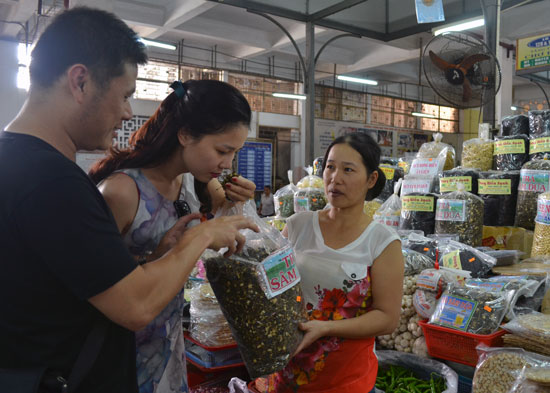 Chợ truyền thống vẫn có chỗ đứng đáng kể trong đời sống của người Đà Nẵng.  TRONG ẢNH:  Tại một gian hàng đồ khô ở chợ Hàn. Ảnh: MAI TRANG