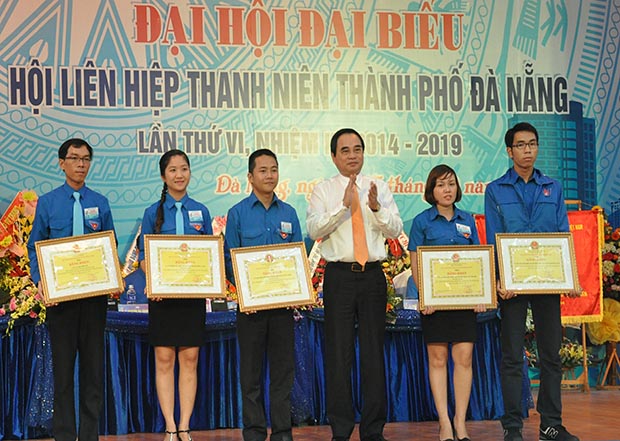 Chủ tịch UBND thành phố Văn Hữu Chiến trao Bằng khen cho 5 tập thể có thành tích suất sắc.