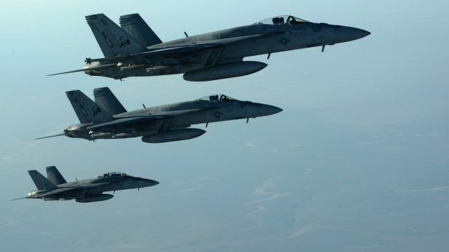 Một đội máy bay F-18E Super Hornets của Hải quân Mỹ bay trên bầu trời Iraq - Ảnh: AFP