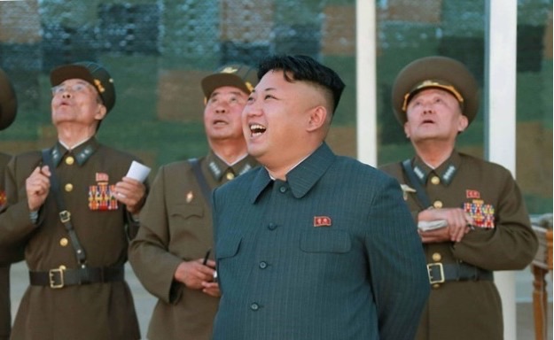Nhà lãnh đạo Kim Jong-un (giữa) thị sát diễn tập nhảy dù của quân đội Triều Tiên tại một địa điểm bí mật ở Triều Tiên. (Nguồn: AFP/TTXVN)