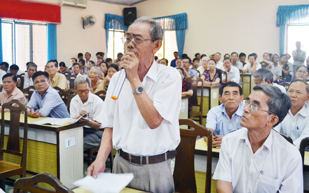 Cử tri quận Thanh Khê nêu kiến nghị với các đại biểu Quốc hội. Ảnh: Văn Nở