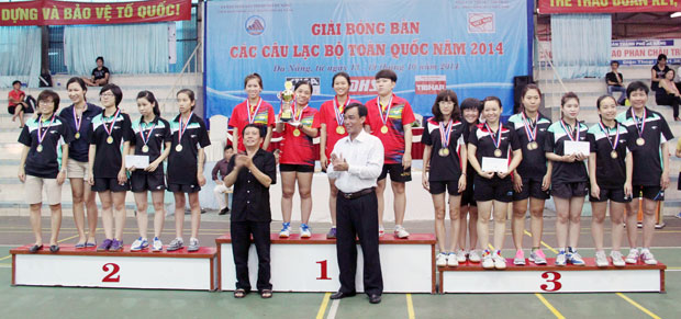 Các tay vợt nữ của CLB Premiership Đà Nẵng (trái) và CLB Đà Nẵng (phải) đã xuất sắc khi giành được những thứ hạng cao ở nội dung đồng đội nữ.