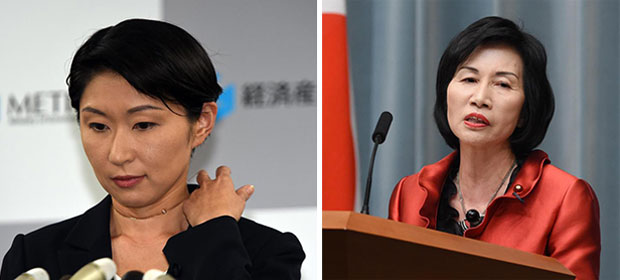 Bà Yuko Obuchi (trái) và bà Midori Matsushima lần lượt tuyên bố từ chức.                  Ảnh: AFP