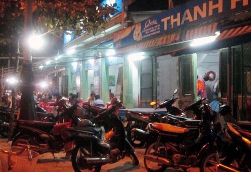 Disorderly parking on Vo Nguyen Giap Street’s pavement