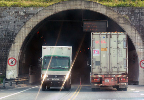  The entrance to the Hai Van Tunnel