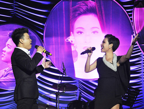  Vu Thang Loi (left) and Uyen Linh perform in the “Seem to … Just a Dream” live show at the Nguyen Hien Dinh Tuong Theatre in August