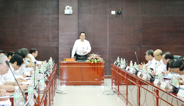 Chủ tịch UBND thành phố Văn Hữu Chiến kết luận cuộc họp giao ban tháng 10-2014.  Ảnh: Việt Dũng