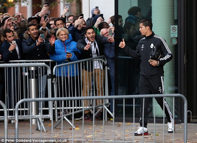 Cristiano Ronaldo luôn có được lượng CĐV ở bất cứ nơi đâu. Dù đó là Liverpool - thành phố có đội bóng đại kình địch với Man Utd, đội bóng cũ của CR7. 