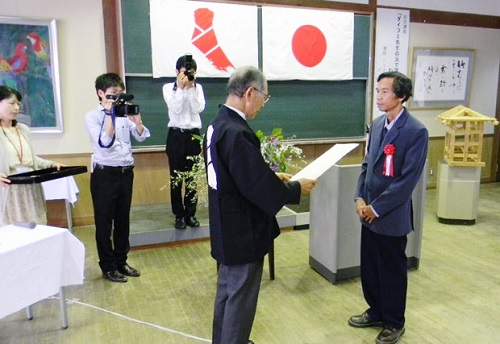 Mr Hy (right) receiving Japan’s DAIFUMI International Award