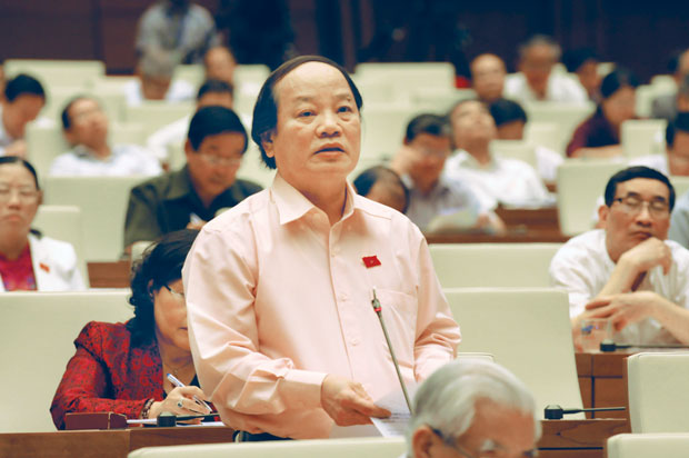 Đồng chí Huỳnh Nghĩa, Trưởng Đoàn đại biểu Quốc hội thành phố Đà Nẵng phát biểu tại  hội trường. 						         Ảnh: HỮU HOA