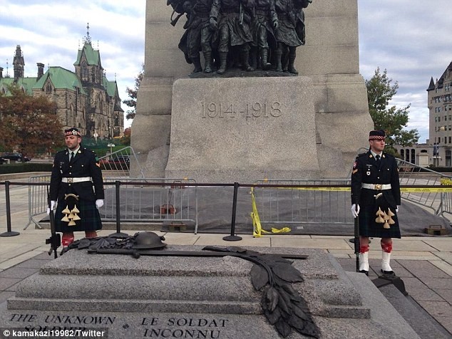 Đài Tưởng niệm chiến tranh gần tòa nhà quốc hội Canada. Nghi phạm đã nổ súng bắn binh sỹ Nathan Cirillo (trái) canh gác tại đây khiến anh thiệt mạng.