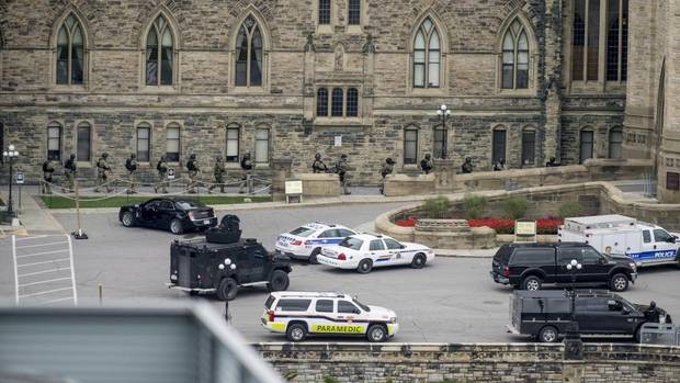 Cảnh sát đến bên ngoài quốc hội sau khi nhận tin có kẻ nổ súng. Theo đánh giá ban đầu của Bộ trưởng An ninh Công cộng Canada, ông Steven Blaney, vụ việc có dấu hiệu của một âm mưu tấn công khủng bố. 