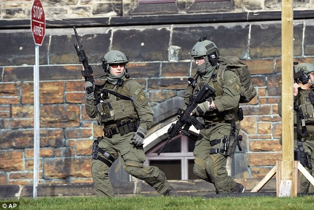Đội phản ứng nhanh của Cảnh sát hoàng gia Canada triển khai tới hiện trường.