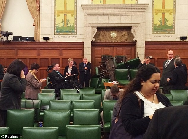 Thành viên tham dự cuộc họp của Đảng Bảo thủ Canada dùng ghế chặn cửa ra vào ở quốc hội sau khi nghe thấy các tiếng nổ súng.