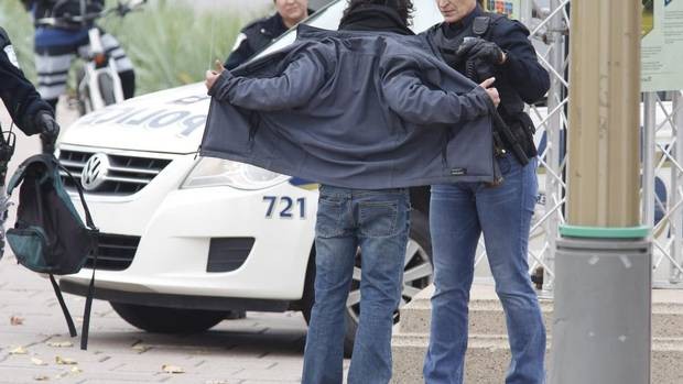 Cảnh sát khám xét một người qua đường. Vụ nổ súng xảy ra 2 ngày sau khi một phần tử cải sang đạo Hồi đụng độ với 2 binh sĩ Canada gần Montreal, khiến một người thiệt mạng. Trước đó, Canada cũng đã nâng báo động khủng bố từ mức thấp lên mức trung bình do lo ngại nguy cơ ngày càng gia tăng từ các tổ chức khủng bố cực đoan.